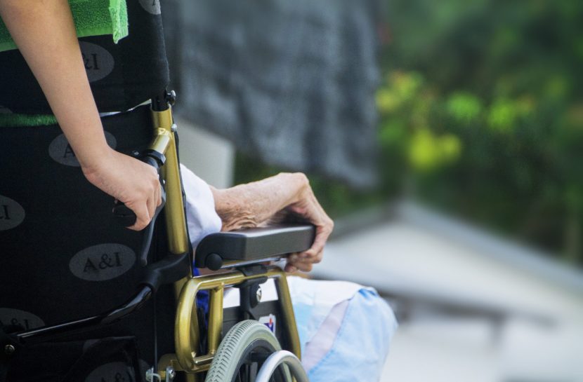 alt=incapacidad-permanente-cuidadora-ancianos-lumbalgia